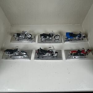 6 Harley Davidson Maisto Motorcycle Model Displays - 1 of them needs repaired
